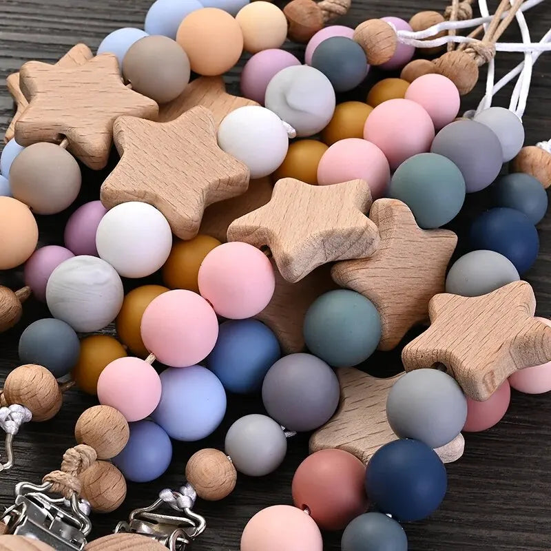 Attache-tétine en Perles de Bois et Silicone – Élégance Naturelle